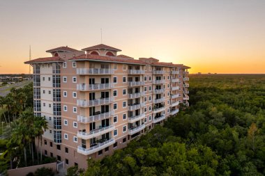 Florida kırsalında tropikal sulak arazi manzaralı bir apartman. Sakin bir mahallede aile evleri. Amerikan banliyölerinde gayrimenkul geliştirme.
