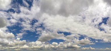 Beyaz bulutlu mavi gökyüzü. Parlak yaz gökyüzü.