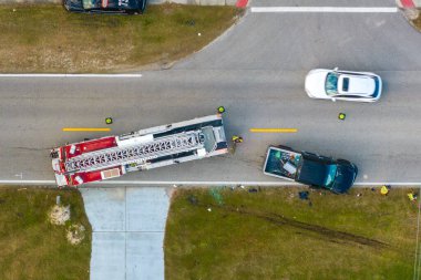 Amerikan caddesindeki kazaya acil servis personeli ve araçların karıştığı bir kaza alanı. ABD 'de trafik kazasına ilk müdahale ekipleri yardım ediyor..