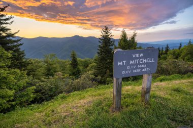 Kuzey Carolina Appalachian dağlarındaki Blue Ridge Parkway 'de araba yolculuğu. Mitchell Dağı Overlook yaz mevsiminde gün batımında. Güzel doğanın yaz manzarası.