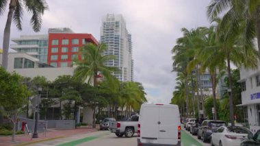 Ocean Drive 'da araba sürüyorum Miami Beach' te turistik bölgede Florida 'da Amerikan caddesinde.