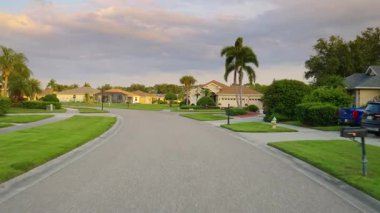 Florida 'daki banliyö Amerikan caddesinde konut alanı etrafında dolaşan araba.