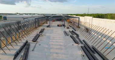 Beton ve metal çerçeve duvarları birleştirilmiş lojistik merkezinin inşaat alanı. Ticari yapının büyük gelişim alanının havadan görünümü