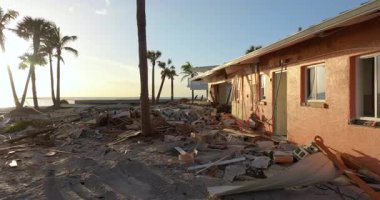 Milton Kasırgası 'ndan sonra okyanus kıyısında yıkılan evler. Doğal afet sonuçları Manasota Key, Florida 'da. Fırtına şiddetli hasar verdi.