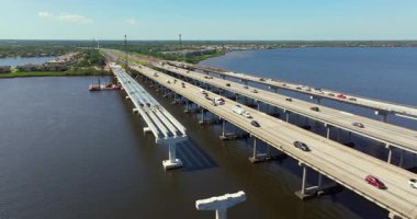 Otoyol köprüsünde inşaat halindeki trafik arabalarını sürmek. Amerikan karayolu üzerinde trafik altyapısı inşa ediliyor