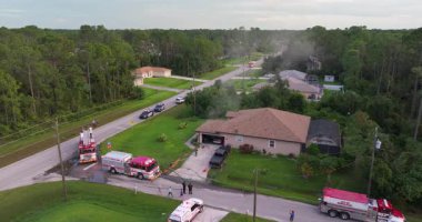 Yangın alarmına ilk müdahale ekipleri yangını söndürmeye hazır olarak geldi. Acil servis personeli Florida 'daki potansiyel yangın tehlikesine müdahale ediyor.