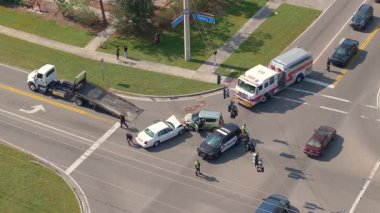 İlk müdahale ekipleri araba kazası alanına yardım ediyor. Çekici kamyonu kaza yapmış. Amerikan caddesindeki trafik kazasına acil servis.