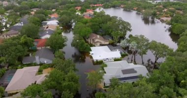 Florida 'daki yerleşim birimlerinde kasırga sularından evleri su basmış. ABD 'nin güneyindeki doğal afet sonrası