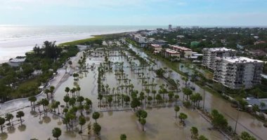 Florida, Sarasota 'daki Siesta Key' deki Milton Kasırgası 'ndan sel basmış. ABD 'nin güneyindeki doğal afet sonrası