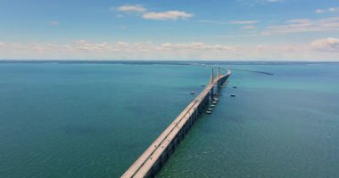 Florida 'daki Tampa Körfezi üzerinde Sunshine Skyway Köprüsü' nde trafik arabaları olan bir otoyol. ABD 'de ulaşım altyapısı.