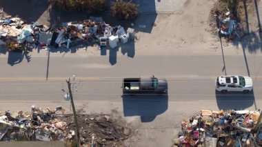 Kasırga sonrası temizlik. Florida 'da yol kenarındaki enkaz yığınları. Şiddetli hasar gören evlerden gelen çöpler. Doğal afetin sonuçları.