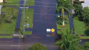Punta Gorda, Florida 'daki Milton Kasırgası sonrası. Şehir caddesi, araba sürmeyi engelleyen uyarı levhaları yüzünden kapalı.