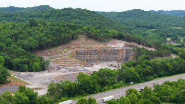 Dağ yamacında kireçtaşı ocağı olan endüstriyel açık maden sahası.