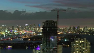 Geceleri Miami, Florida 'da. Amerikan megapolis 'inin inşaatı devam ediyor.