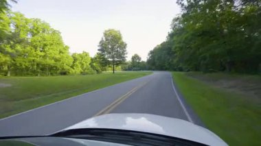 Kuzey Carolina Appalachian dağlarındaki dağ geçidi yolu, ABD. Yaz sezonunda Blue Ridge Parkway 'de araba sürüyor..