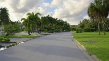 Venice, Florida yerleşim bölgesindeki evler arasında Amerikan caddesinde araba süren bir bakış açısı. Ulaşım kavramı