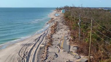 Florida 'da kasırga üstüne erozyon. Fırtına dalgası, Manasota Key yolundaki asfaltı sildi süpürdü. Rıhtım altyapısında ciddi hasar.