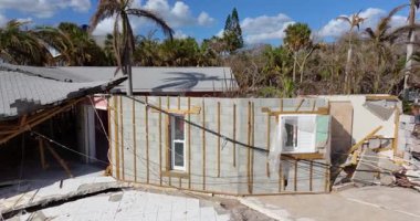 Fırtına dalgası, kasırganın neden olduğu okyanus kıyısındaki ciddi hasarlı yerleşim evleri. Florida 'da doğal afet sonuçları