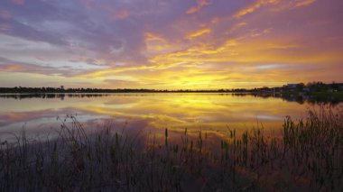Güney tropik sulak alanlarda, göl suyunun üzerinde gün batımı. İnanılmaz Florida doğası..