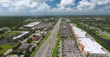 Kuzey Liman, Florida 'da alışveriş merkezleri ve küçük işletmeleri olan geniş bir otoyol. ABD ulaştırma ve perakende altyapı kavramı