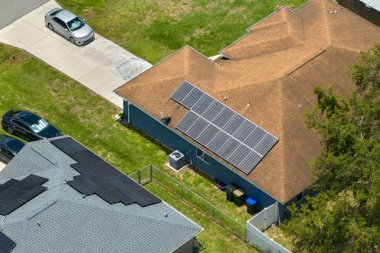 Temiz ekolojik elektrik enerjisi üretmek için mavi güneş fotovoltaik panelleri olan Amerikan ana çatısının havadan görünüşü. Sıfır emisyon kavramı ile yenilenebilir elektrik.