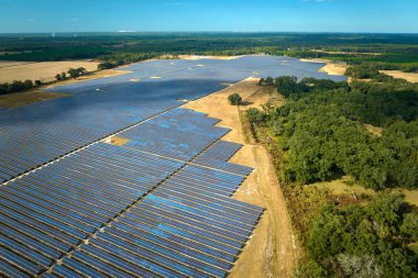 Temiz elektrik enerjisi üretmek için birçok sıra güneş fotovoltaik paneli bulunan sürdürülebilir büyük elektrik santralinin havadan görünüşü. Sıfır emisyon kavramı ile yenilenebilir elektrik.