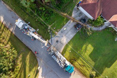 Florida banliyö bölgesinde meydana gelen kasırga sonrası hasar gören elektrik hatlarını onaran elektrik işçilerinin hava görüntüsü..
