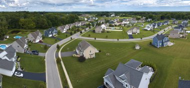 Rochester, New York yerleşim bölgesindeki büyük özel evlerin havadan görüntüsü. Amerikan banliyölerinde emlak gelişimine örnek olarak yeni aile evleri.
