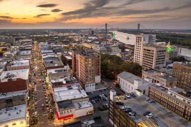 Savannah, Georgia 'nın havadan görünüşü. Amerikan şehri tarihi mimarisi. ABD geceleri panoramik şehir manzarası.