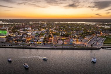 St. Augustine, Florida 'nın hava manzarası. Amerikan şehri tarihi mimarisi. ABD panoramik şehir manzarası.
