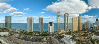 Atlantik Okyanusu kıyısındaki lüks otelleri ve apartmanları olan Sunny Isles Beach şehrinin hava manzarası. Güney Florida 'daki Amerikan turizm altyapısı.