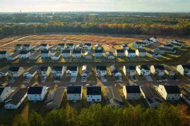 Güney Carolina yerleşim bölgesindeki sıkışık evlerin havadan görüntüsü. Amerikan banliyölerinde emlak gelişimine örnek olarak yeni aile evleri.