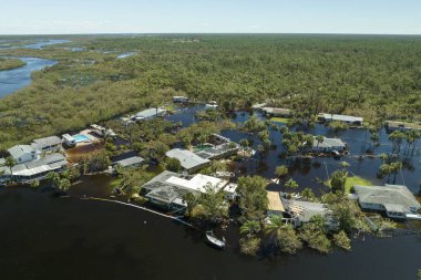 Doğal afet sonrası. Florida yerleşim bölgesinde Ian kasırgası ile sel basmış evler..