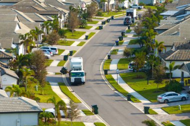 Amerikan çöp kamyonu kırsal kesimdeki çöp kutularını topluyor..