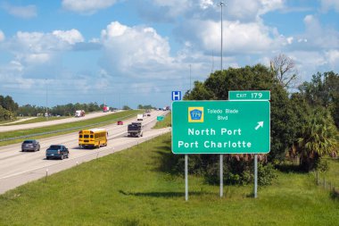 Florida, ABD 'de hızlı otoyol üzerinde Amerika eyaletler arası otoyol çıkış tabelası. I-75 otoyolu kavşağı Kuzey Limanı ve Charlotte Limanı 'na çıkıyor..