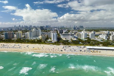 Miami Beach City 'nin güney kıyısı. Florida, ABD 'de turist altyapısı. Güney Sahili Yüksek Lüks oteller ve apartmanlar.