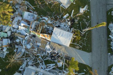 Florida yerleşim bölgesindeki Ian kasırgasından sonra ağır hasar görmüş mobil evler. Doğal afetin sonuçları..