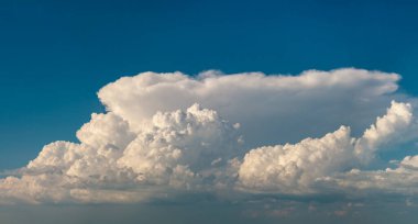 Beyaz yaz yağmur bulutlarıyla mavi gökyüzü. Renkli yaz manzarası.