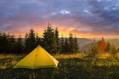 Güneşli bir akşamda dağ kampında kamp çadırında. Aktif turizm ve yürüyüş konsepti.