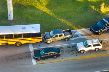 Florida 'da şehir caddesinde araba kazası. Okul otobüsü ve kamyon çarpışması. Dikkati dağılmış sürüş ve hız sonucu. ABD 'de trafik kazasında acil servis.