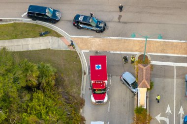 Florida 'da otoyolda araba kazası. Acil servis personeli ABD 'de şehir caddesinde araba kazası kurbanlarına yardım ediyor..