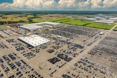 Araba fabrikasının otoparkında yepyeni arabalar satışa hazır. ABD konseptinde otomotiv endüstrisinin gelişimi.