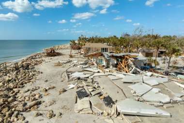 Okyanus kıyısındaki yıkılmış ev. Milton Kasırgası 'nın Florida' daki Manasota Key üzerindeki sonuçları. Fırtına şiddetli hasar verdi..
