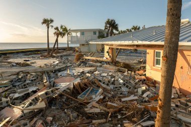 Okyanus kıyısındaki yıkılmış ev. Milton Kasırgası 'nın Florida' daki Manasota Key üzerindeki sonuçları. Fırtına şiddetli hasar verdi..