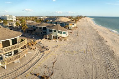 Okyanus kıyısındaki yıkılmış ev. Milton Kasırgası 'nın Florida' daki Manasota Key üzerindeki sonuçları. Fırtına şiddetli hasar verdi..