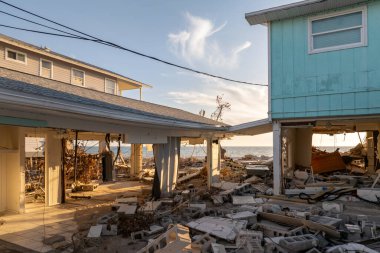 Okyanus kıyısındaki yıkılmış ev. Milton Kasırgası 'nın Florida' daki Manasota Key üzerindeki sonuçları. Fırtına şiddetli hasar verdi..