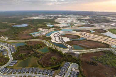 ABD 'de emlak piyasasının gelişimi. Amerikan kırsal kesiminde hazırlanmış topraklarda inşa ekipmanlarıyla büyük bir inşaat alanının havadan görüntüsü.