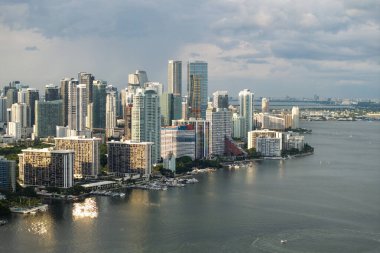 Miami Brickell 'in şehir merkezi, Florida, ABD. Modern Amerikan megapolis 'indeki deniz manzaralı gökdelen binaları..