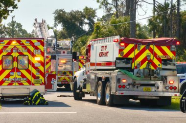 İtfaiyeci kamyonları banliyö evinin yangın alarmında. Florida 'daki potansiyel yangın tehlikesine ilk müdahale ekibi..