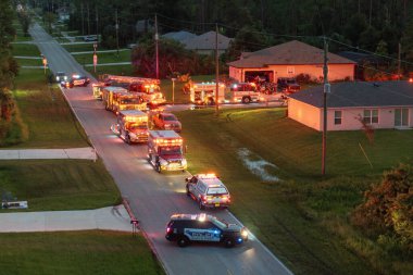 Florida Kuzey Limanı 'ndaki yerleşim yerlerindeki yangın tehlikesini araştıran itfaiyeciler..